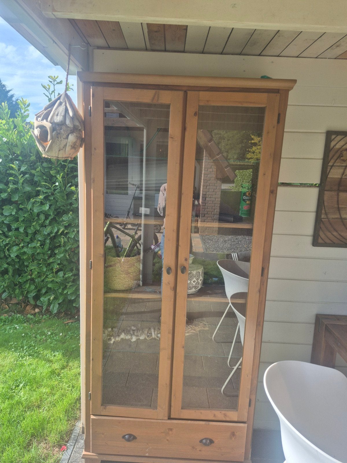Houten vitrinekast met glazen deuren en lade, Gebruikt, Met lade(s), Overige houtsoorten, Klassiek, Landelijk