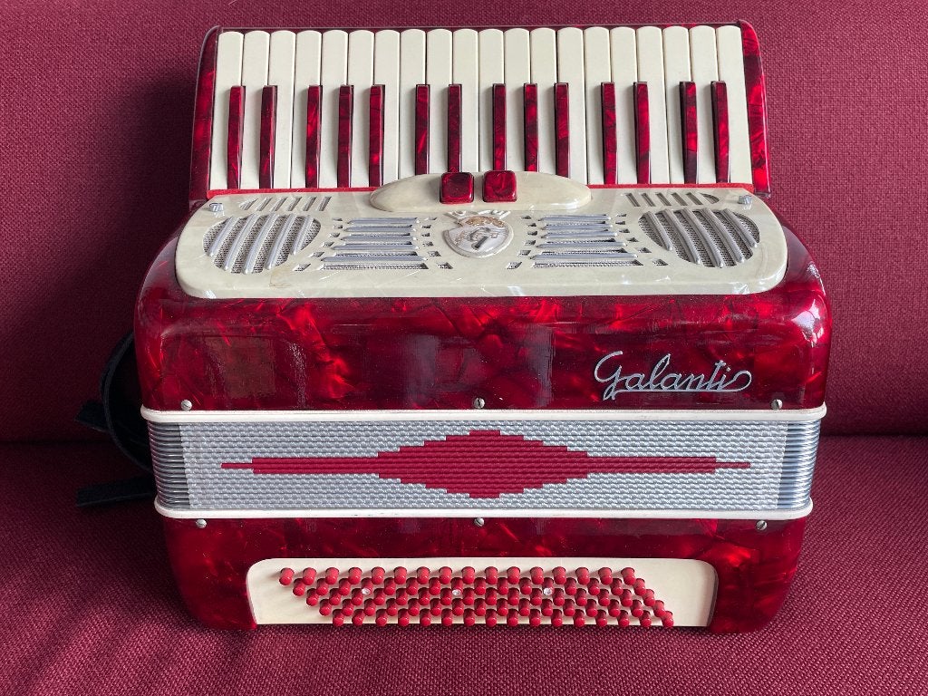 Kleine italiaanse Galanti accordeon . 80 bas .Lichtgewicht ., Muziek en Instrumenten, Overige merken, Gebruikt, 80-bas, Met koffer
