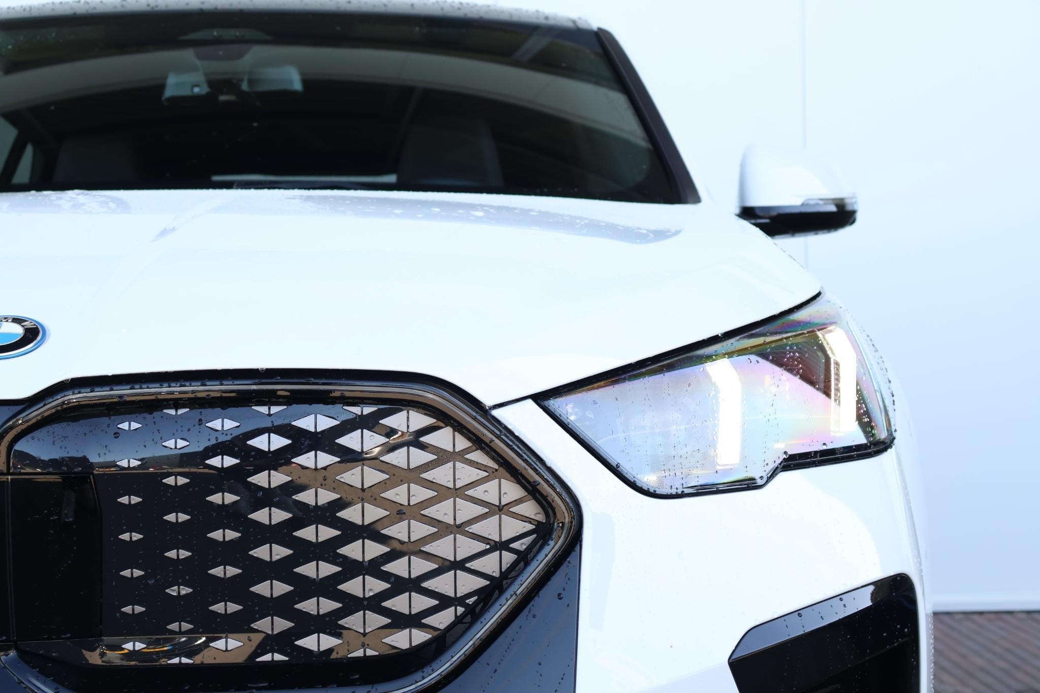 BMW iX2 eDrive20 67 kWh M Sport Edition | SoH 100% | M Sport, Auto's, BMW, IX2, Met garantie (alle), 33 min, Wit