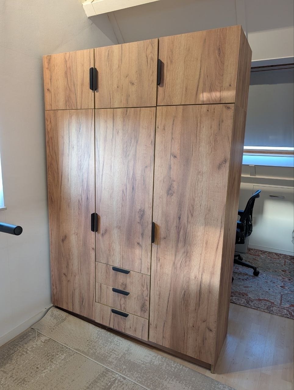 JYSK Kledingkast JENSLEV - Zeer goede staat, Ophalen, 100 tot 150 cm, Zo goed als nieuw, Met lade(s)