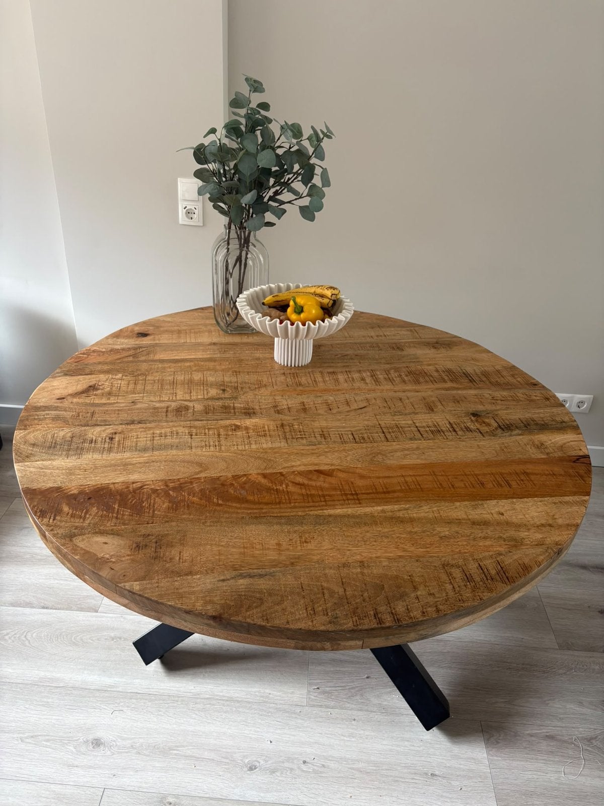 Foto 3 van Ronde eettafel mangohout met zwart metalen onderstel