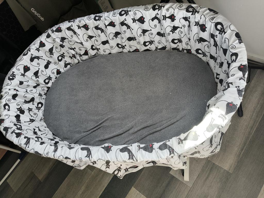 Witte rieten wieg met kattenbekleding, Ophalen, Gebruikt, Wieg