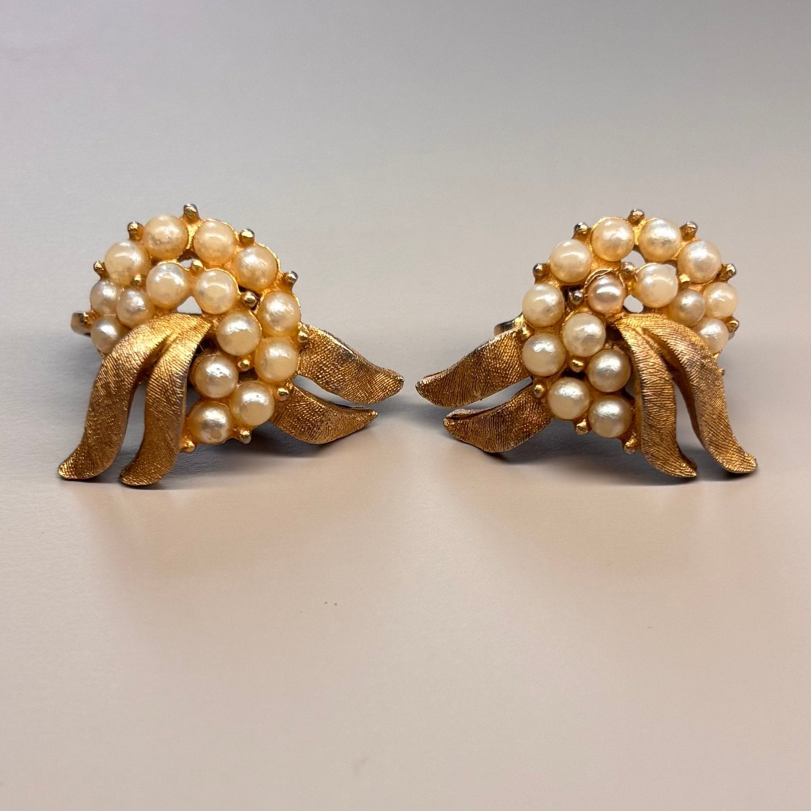 Vintage TRIFARI gouden clip oorbellen parels jaren 50/60, Overige materialen, Minder dan 4 cm, Ophalen of Verzenden, Zo goed als nieuw