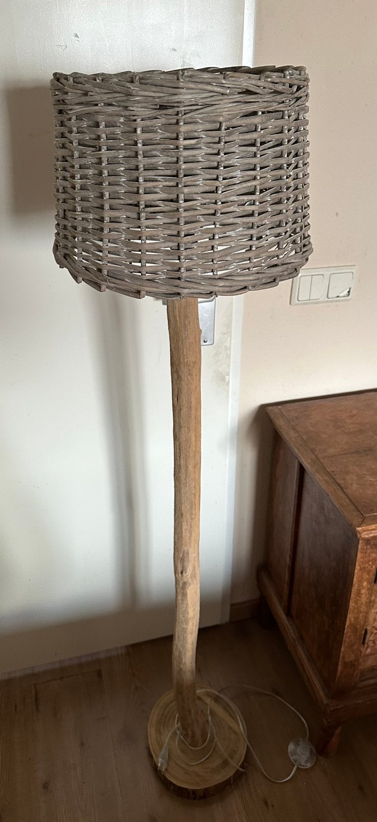 Landelijke vloerlamp van boomstam met rotan kap, Huis en Inrichting, Ophalen, Zo goed als nieuw, Hout, 150 tot 200 cm
