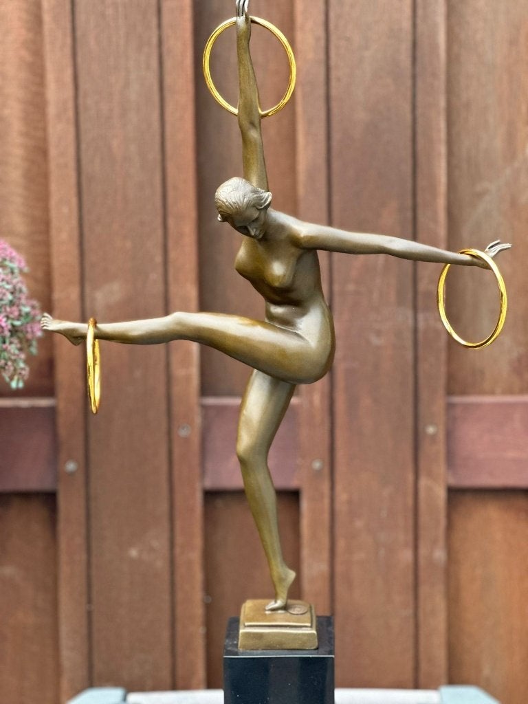 bronzen sculptuur vrouw danseres met ringen, Ophalen of Verzenden, Brons