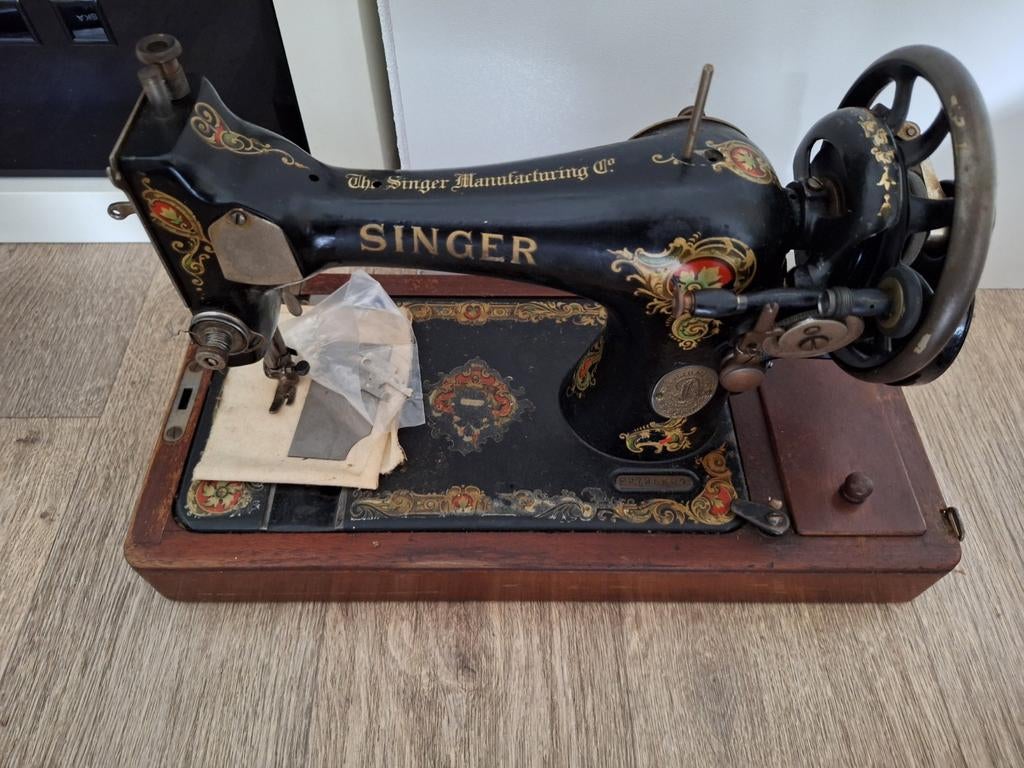 Antieke Singer naaimachine., Ophalen