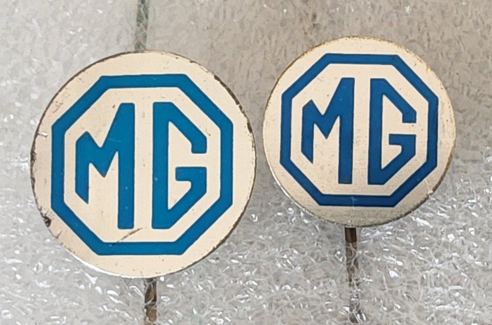 2 Vintage MG Speldjes, Ophalen of Verzenden, Gebruikt, Merk, Speldje of Pin