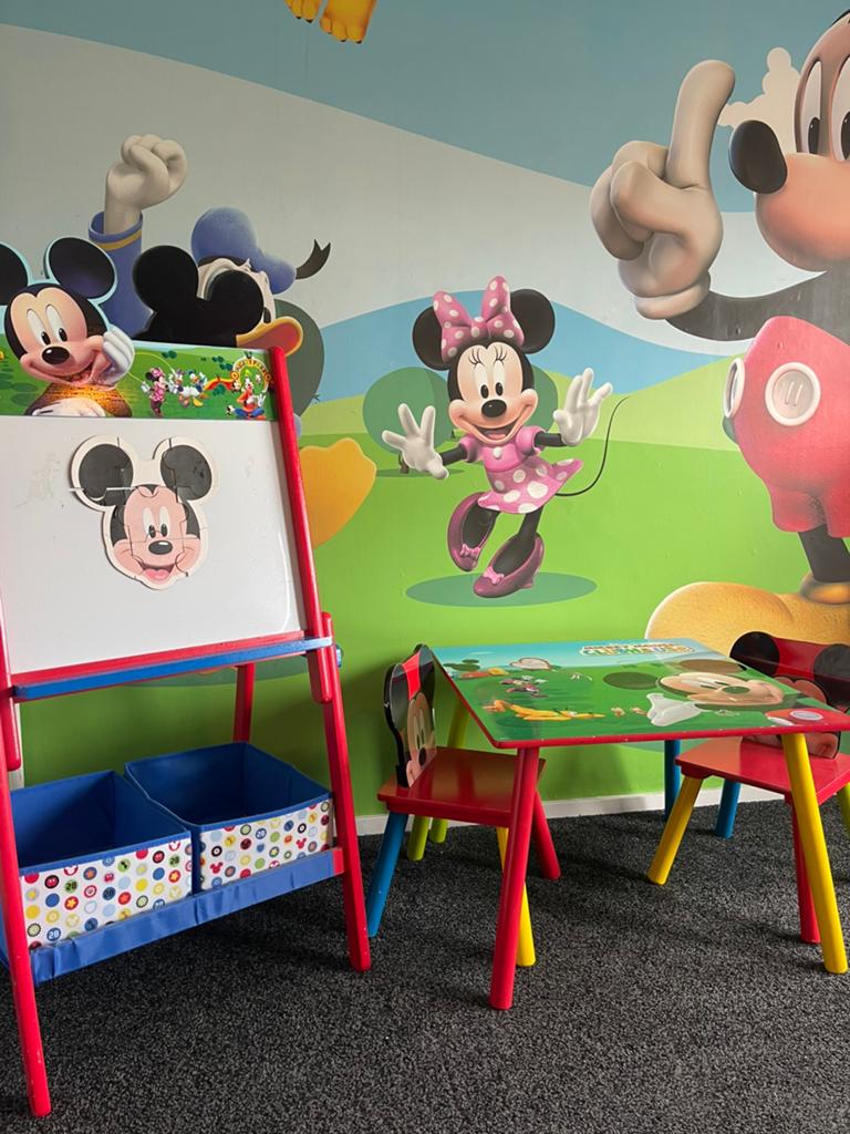 Mickey mouse meubels tafeltje stoeltjes en magneet/krijtbord, Ophalen, Gebruikt, Jongen of Meisje