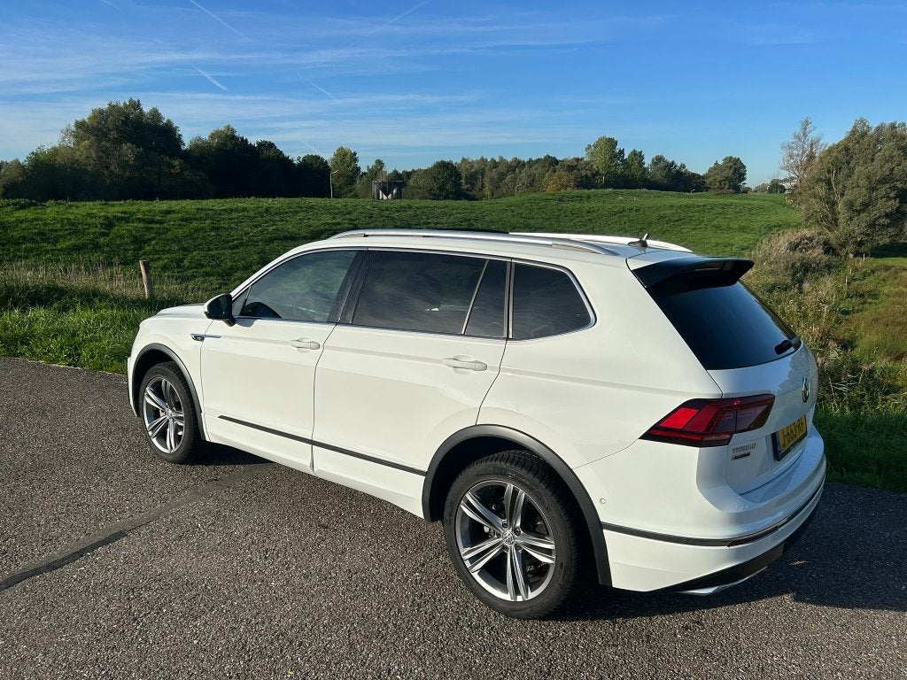Volkswagen Tiguan Allspace R-line 1.5 150pk 7-DSG Wit, Auto's, Zwart, Alcantara, Wit, Particulier