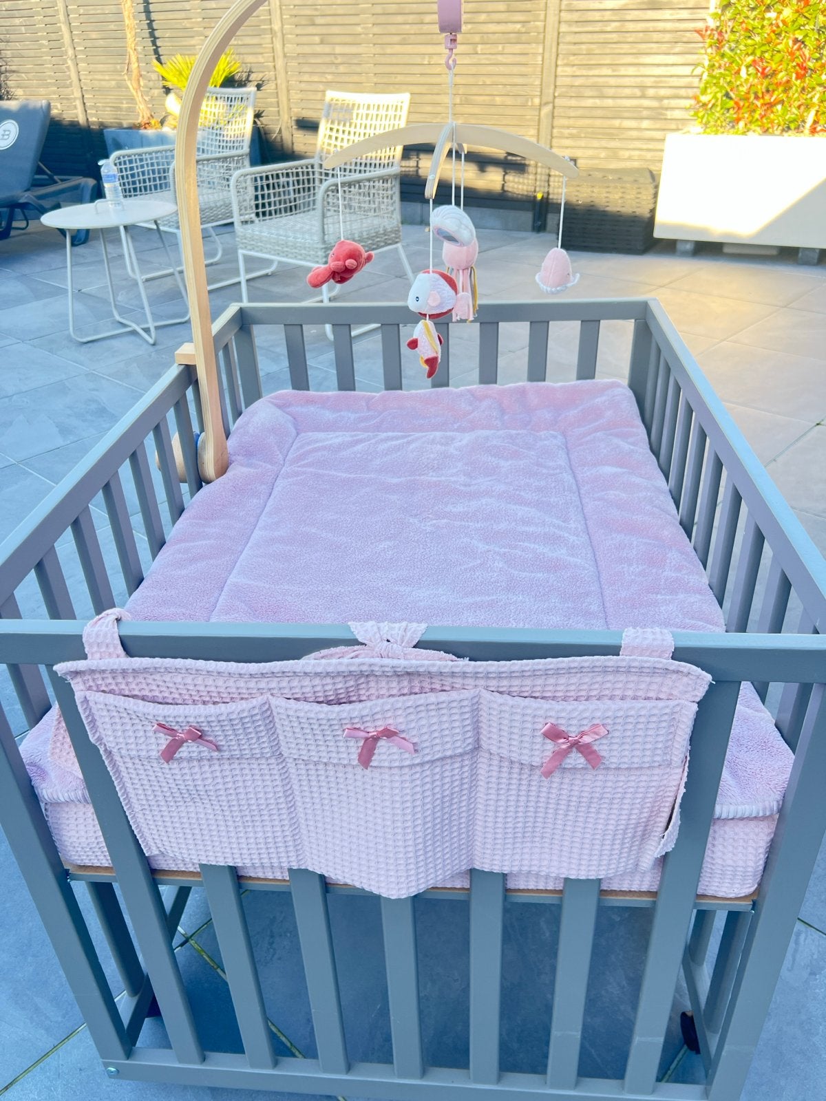 Complete taupe box met roze accessoires en Little Dutch mobi, Ophalen of Verzenden, Zo goed als nieuw, Rechthoekig, In hoogte verstelbaar