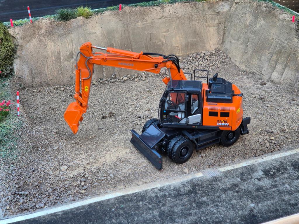 Hitachi ZX 140W mobiele kraan in doos, Hobby en Vrije tijd, Modelauto's | 1:50, Ophalen of Verzenden, Zo goed als nieuw, Hijskraan, Tractor of Landbouw