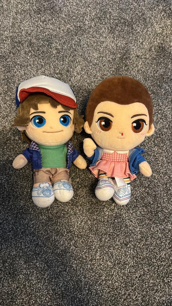 2x knuffel stranger things 20 cm, Ophalen of Verzenden, Zo goed als nieuw, Overige typen
