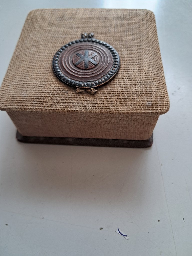 doosje -bekleed met fraai embleem,afm.8x8 cm, Ophalen of Verzenden