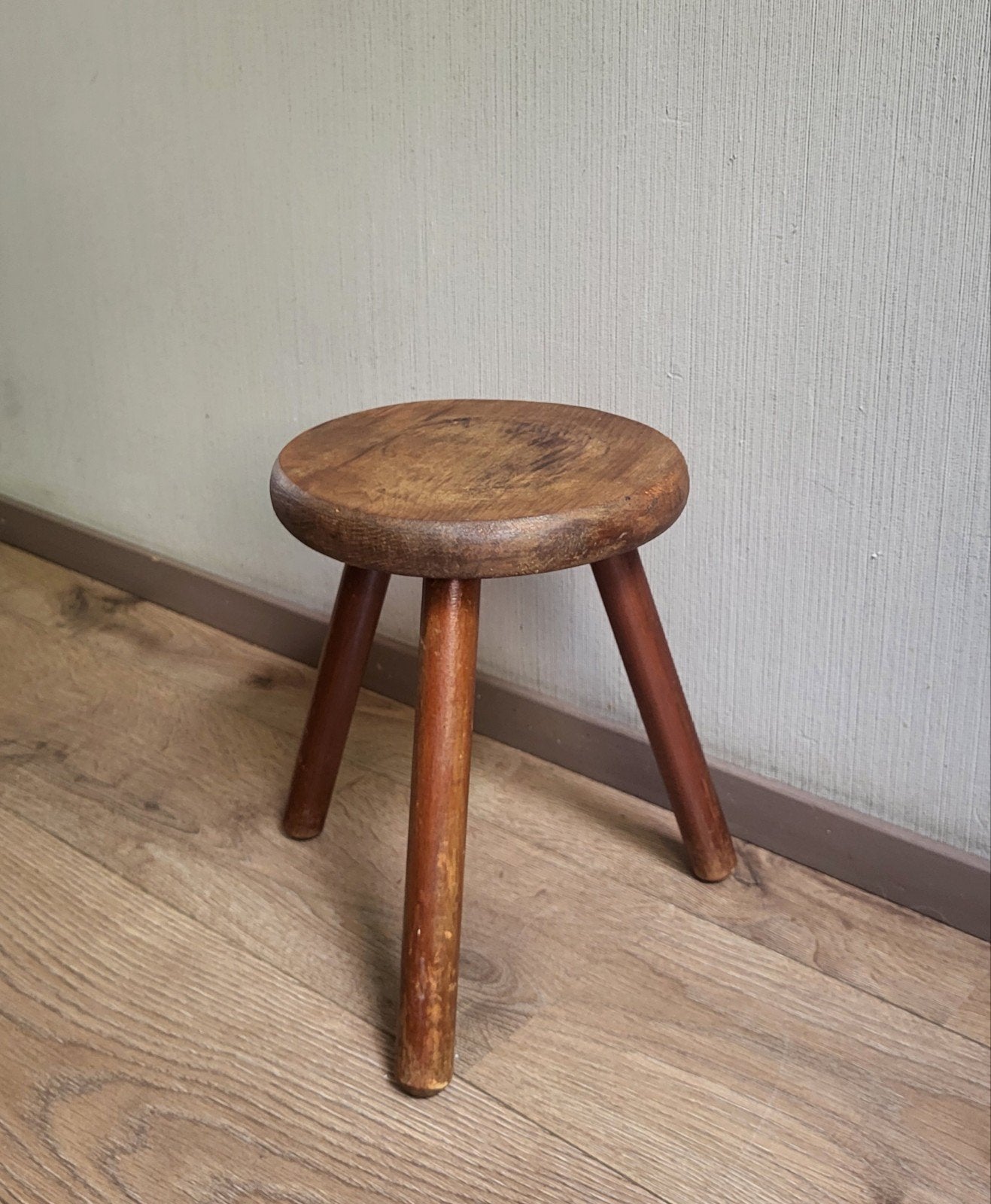 Oud bruin houten krukje - driepoot, Ophalen of Verzenden, Gebruikt, Hout