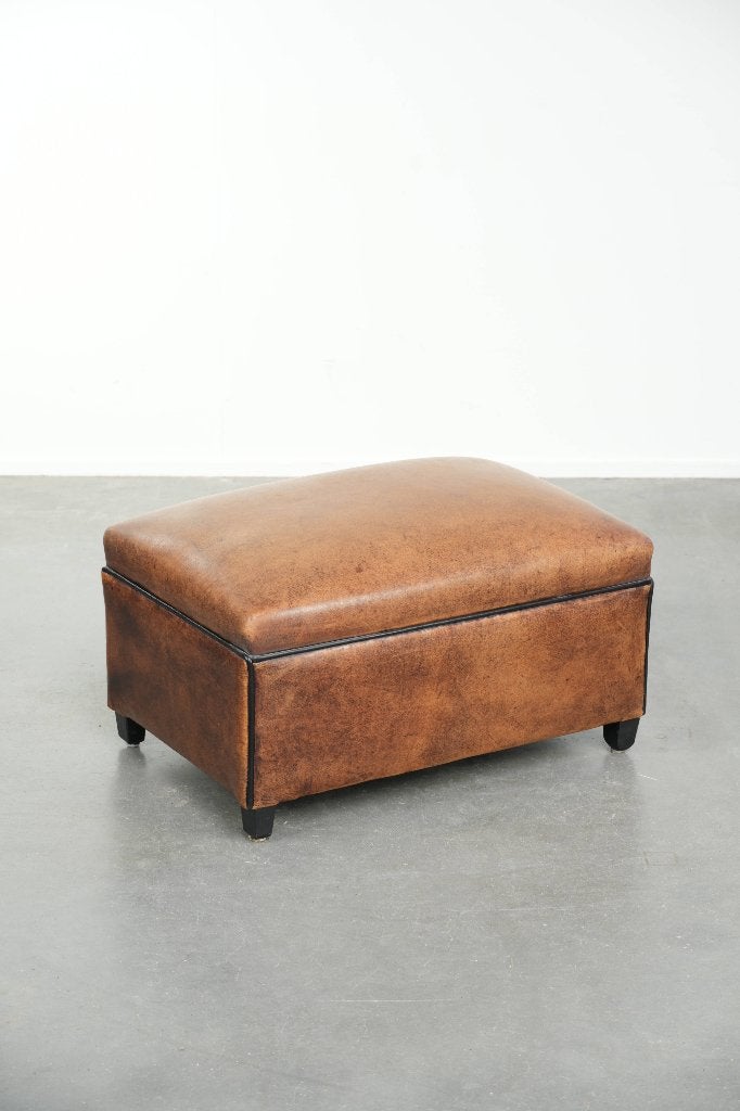 Karaktervolle schapenleren voetenbank/hocker met mooi patina, Ophalen