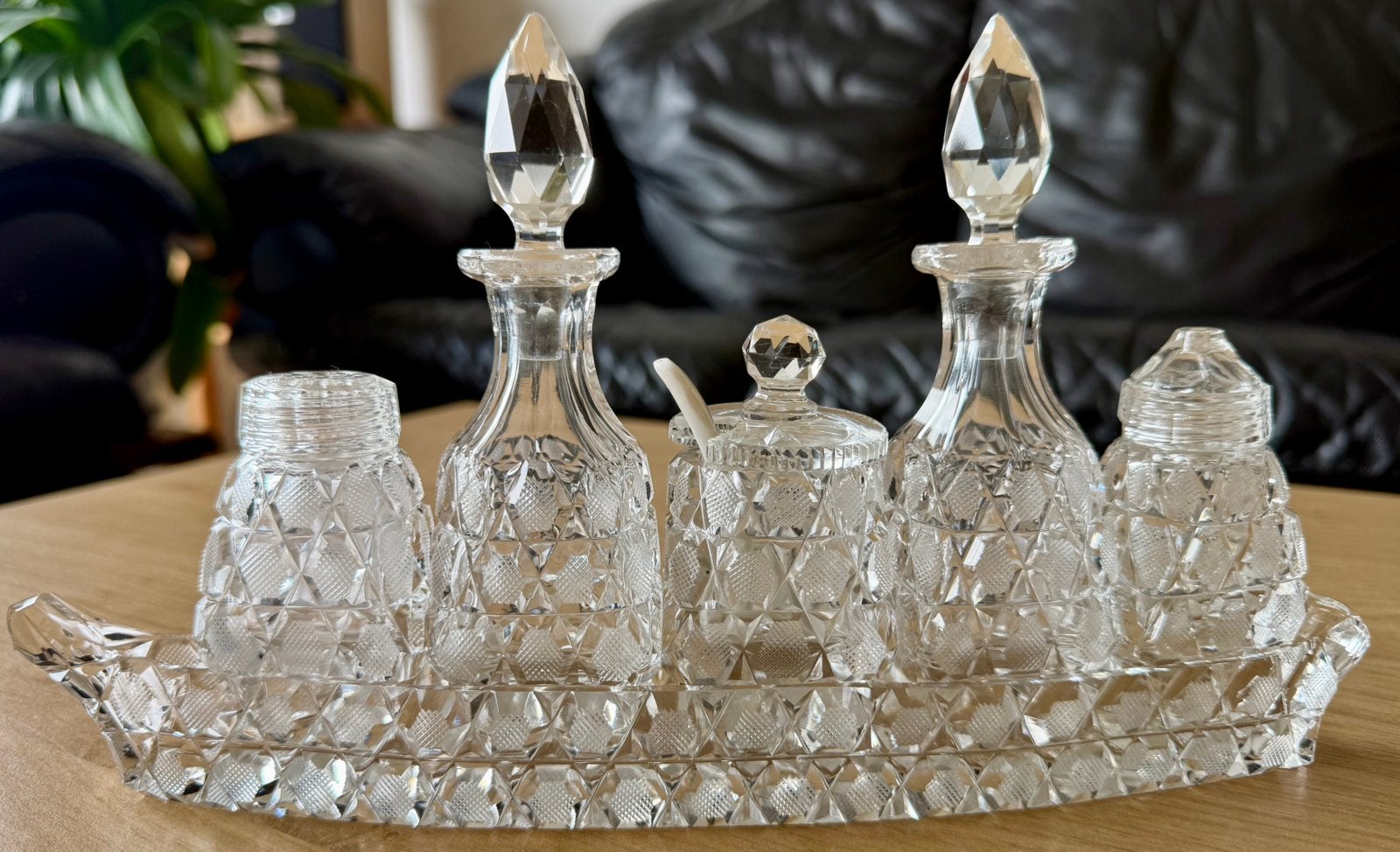 Vintage geslepen glazen / kristallen olie-azijnstel dienblad, Antiek en Kunst, Antiek | Glas en Kristal, Verzenden