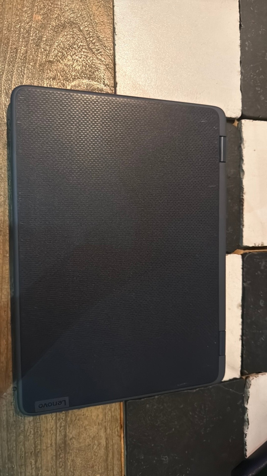 Schoollaptop Mezzo scholen, Ophalen, Zo goed als nieuw, 10 inch, Bescherming voor- en achterkant