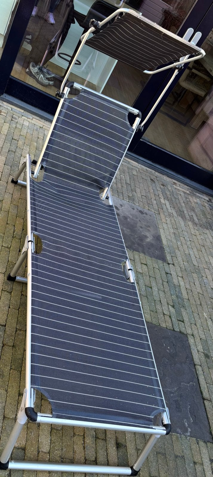 Ligbed Jysk grijs met zonnescherm - zgan, Tuin en Terras, Ophalen, Zo goed als nieuw, Aluminium, Inklapbaar