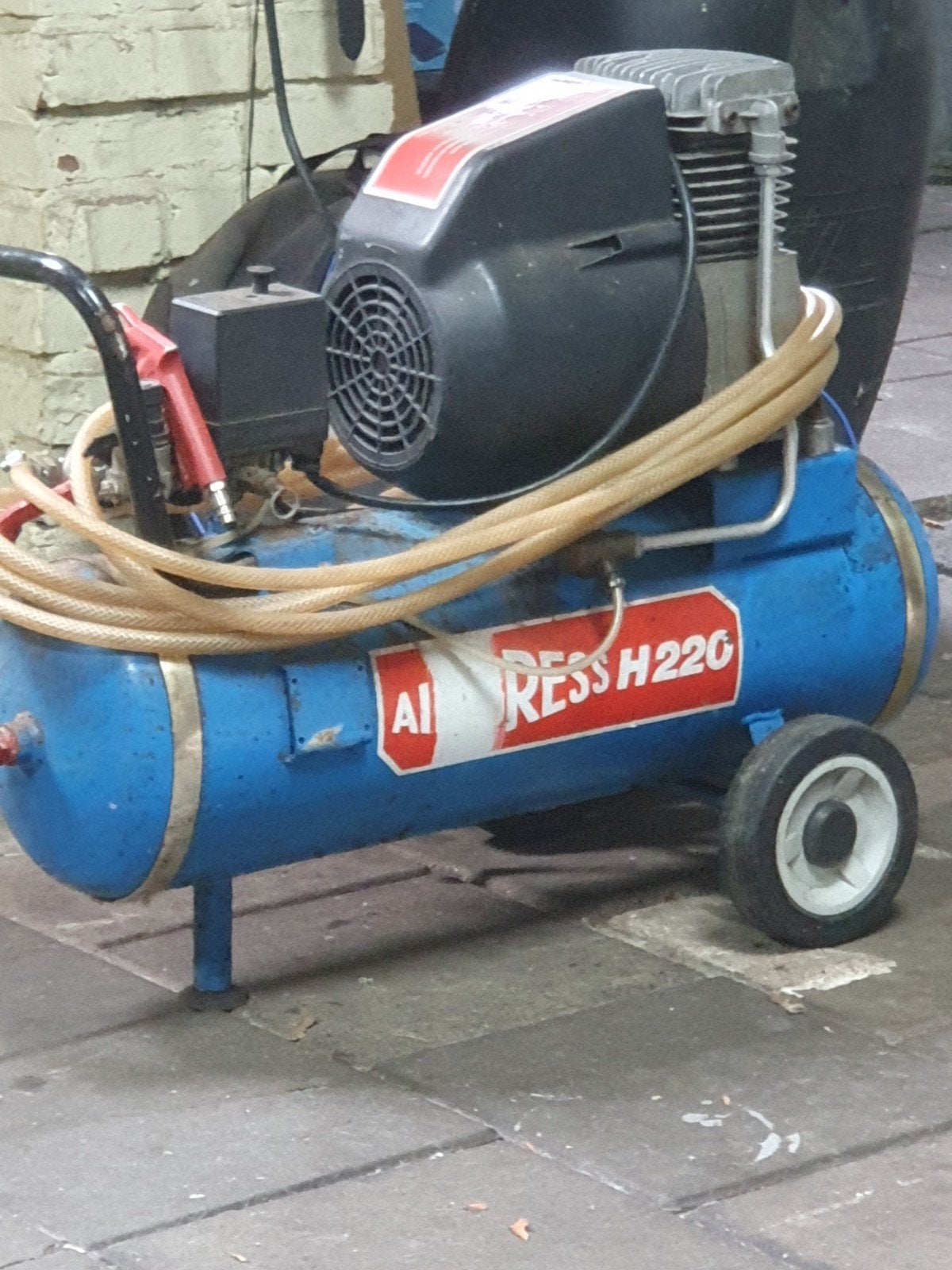 Airpress H220 compressor met slang en bandenpomp, Doe-het-zelf en Verbouw, Gebruikt, 6 tot 10 bar, Ophalen of Verzenden, 25 tot 100 liter