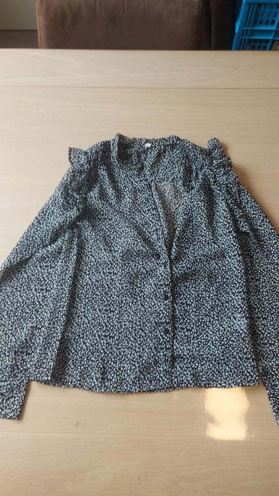 Zwarte blouse met bloemenprint en ruches maat 146-152     v, Kinderen en Baby's, Kinderkleding | Maat 146, Ophalen of Verzenden