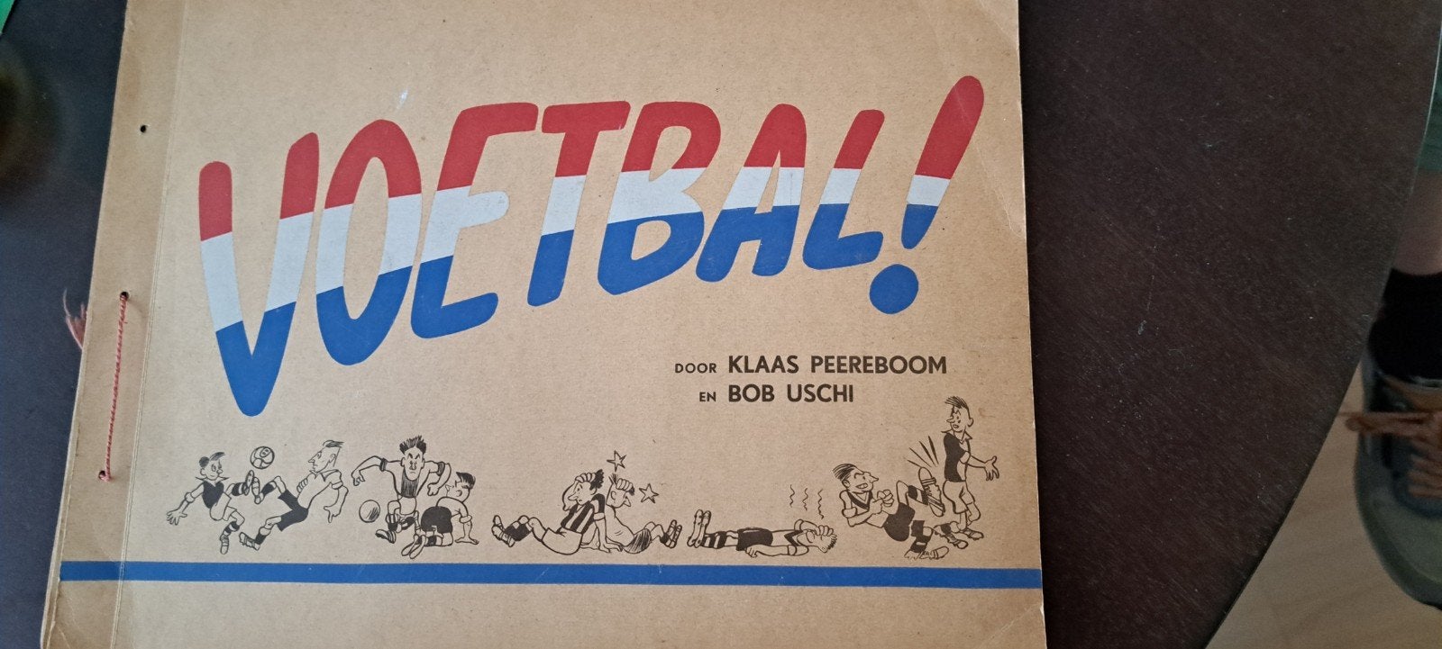 Verzamelalbum Voetbal! door Klaas Peereboom en Bob Uschi, Ophalen, Gelezen, Klaas Peereboom en Bob Uschi, Balsport