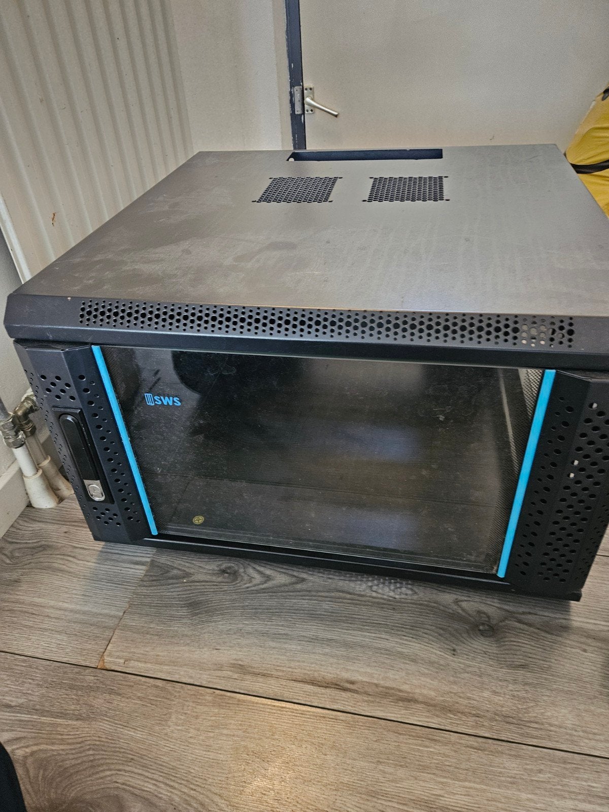 Compacte server mini rack met glazen voordeur, Computers en Software, Serverkasten, Ophalen of Verzenden, Gebruikt, Glas, Plaatstaal