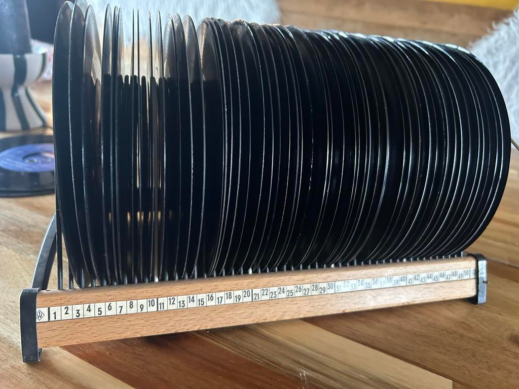 Vintage 7 inch singles collectie met houder (50 stuks), Originele persing, Ophalen of Verzenden, Gebruikt, Pop