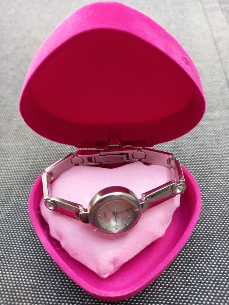 Dameshorloge in roze hartjesdoosje., Sieraden, Tassen en Uiterlijk, Overige merken, Staal, Staal, Polshorloge