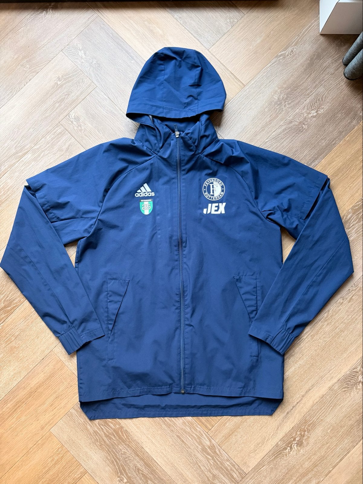 Adidas Feyenoord Regenjas Maat M officeel spelersjas, Ophalen of Verzenden, Zo goed als nieuw, Voetbal, Maat 48/50 (M)