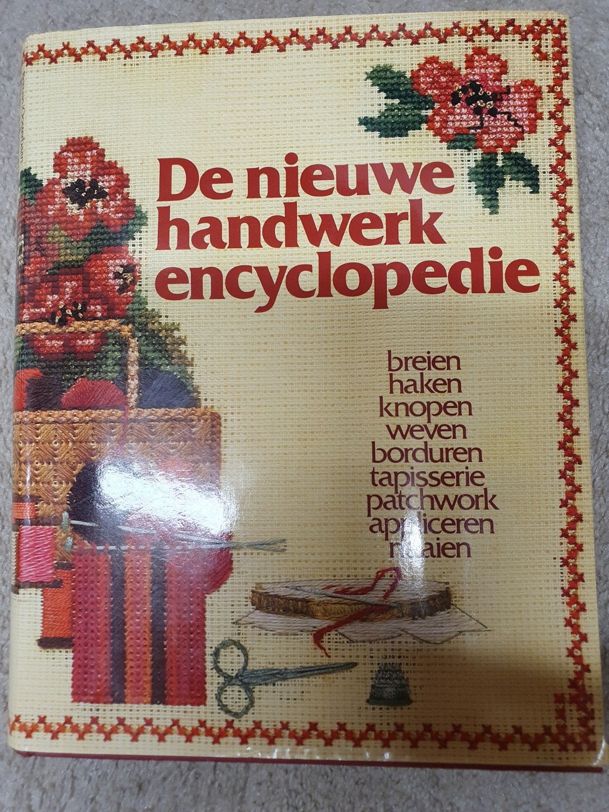 De Nieuwe Handwerk Encyclopedie - Breien, Haken, Borduren, Ophalen of Verzenden, Gelezen, Borduren en Naaien