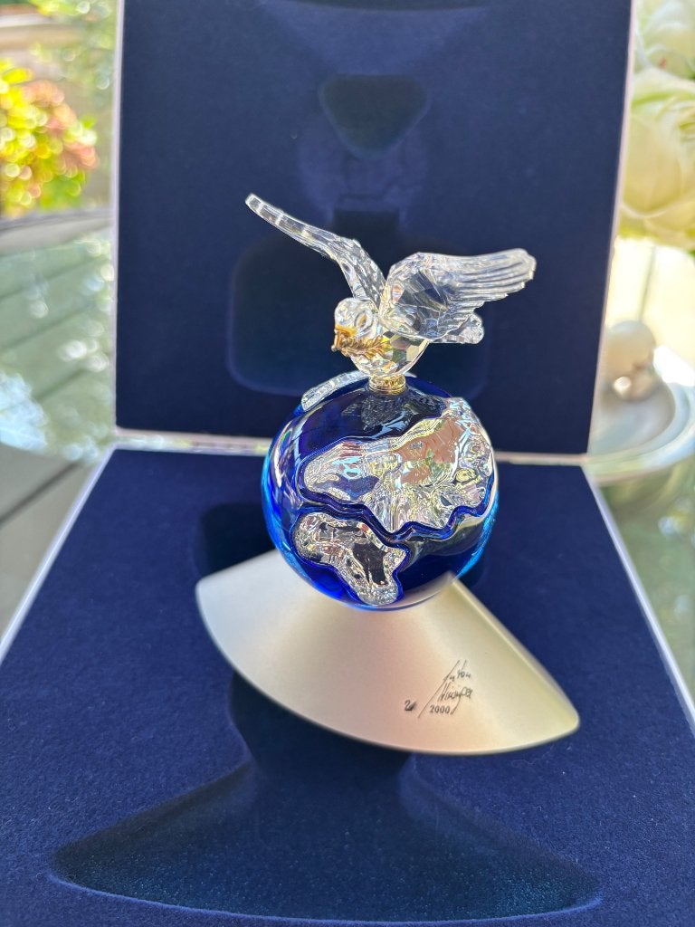 Swarovski Kristal Wereldbol met Adelaar Beeldje, Verzamelen, Swarovski, Ophalen of Verzenden, Zo goed als nieuw, Figuurtje