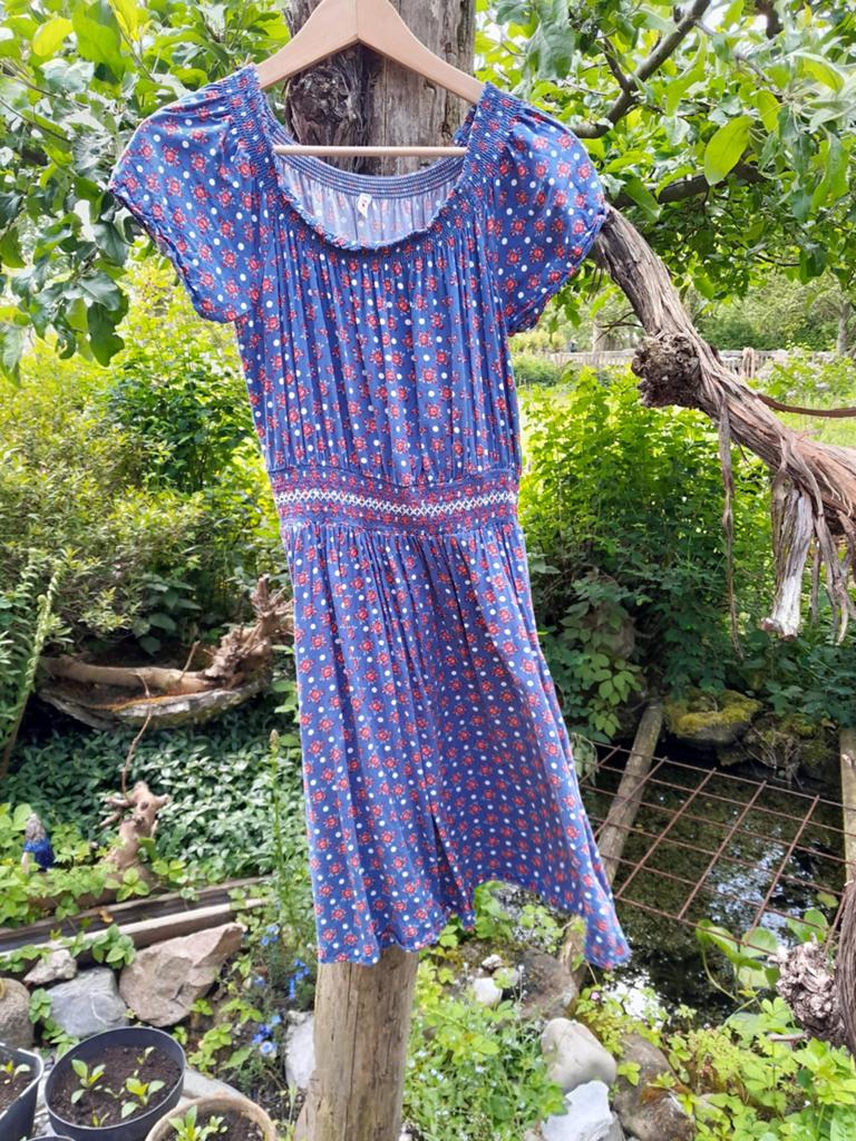 Zomerse blauwe jurk met bloemenprint en smockwerk, Maat 38/40 (M), Blauw, Ophalen of Verzenden, Onbekend