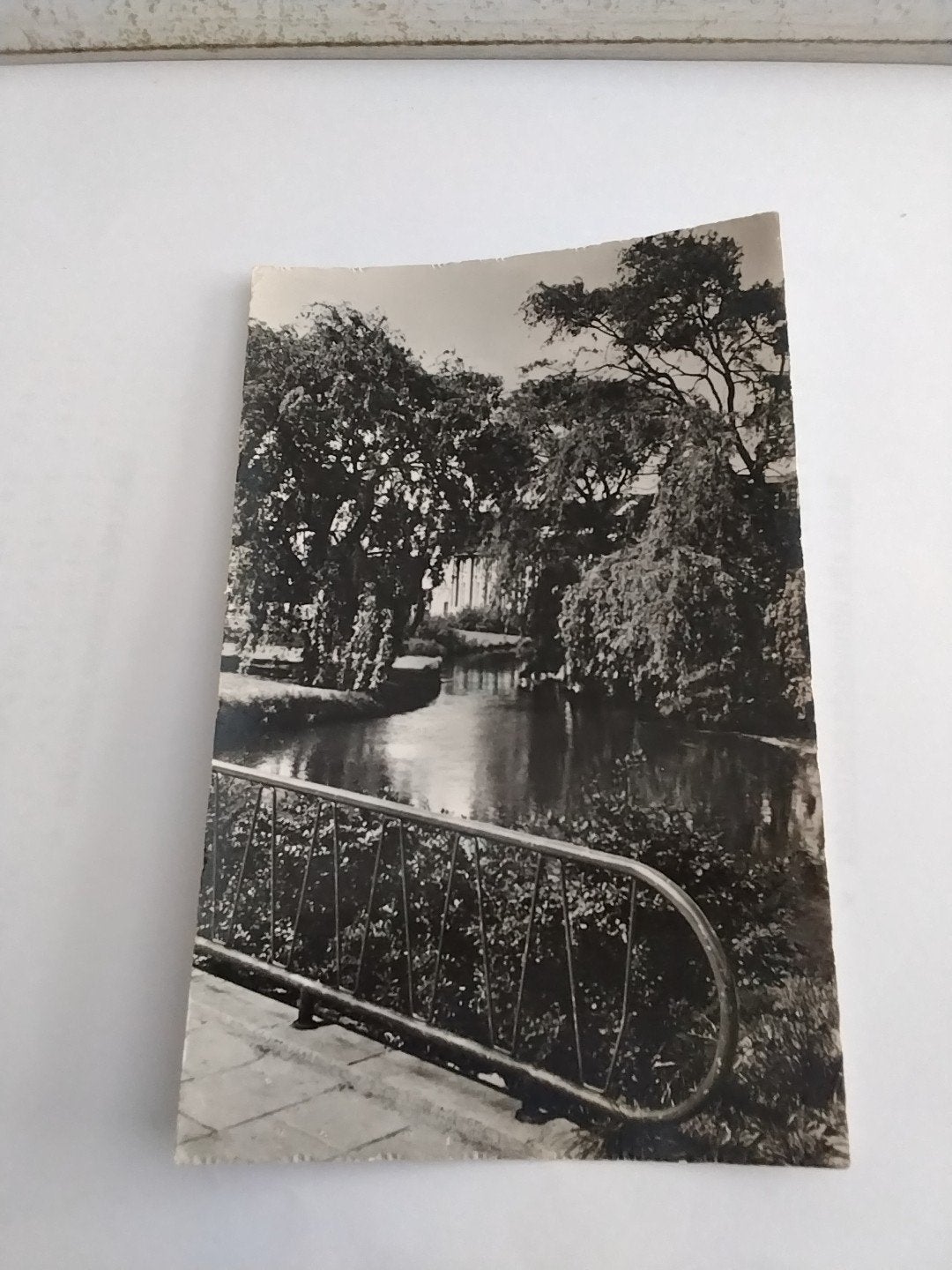 Zwart-wit ansichtkaart Eindhoven, Gezicht op de Dommel, Verzamelen, Ophalen of Verzenden, 1940 tot 1960, Gelopen, Noord-Brabant