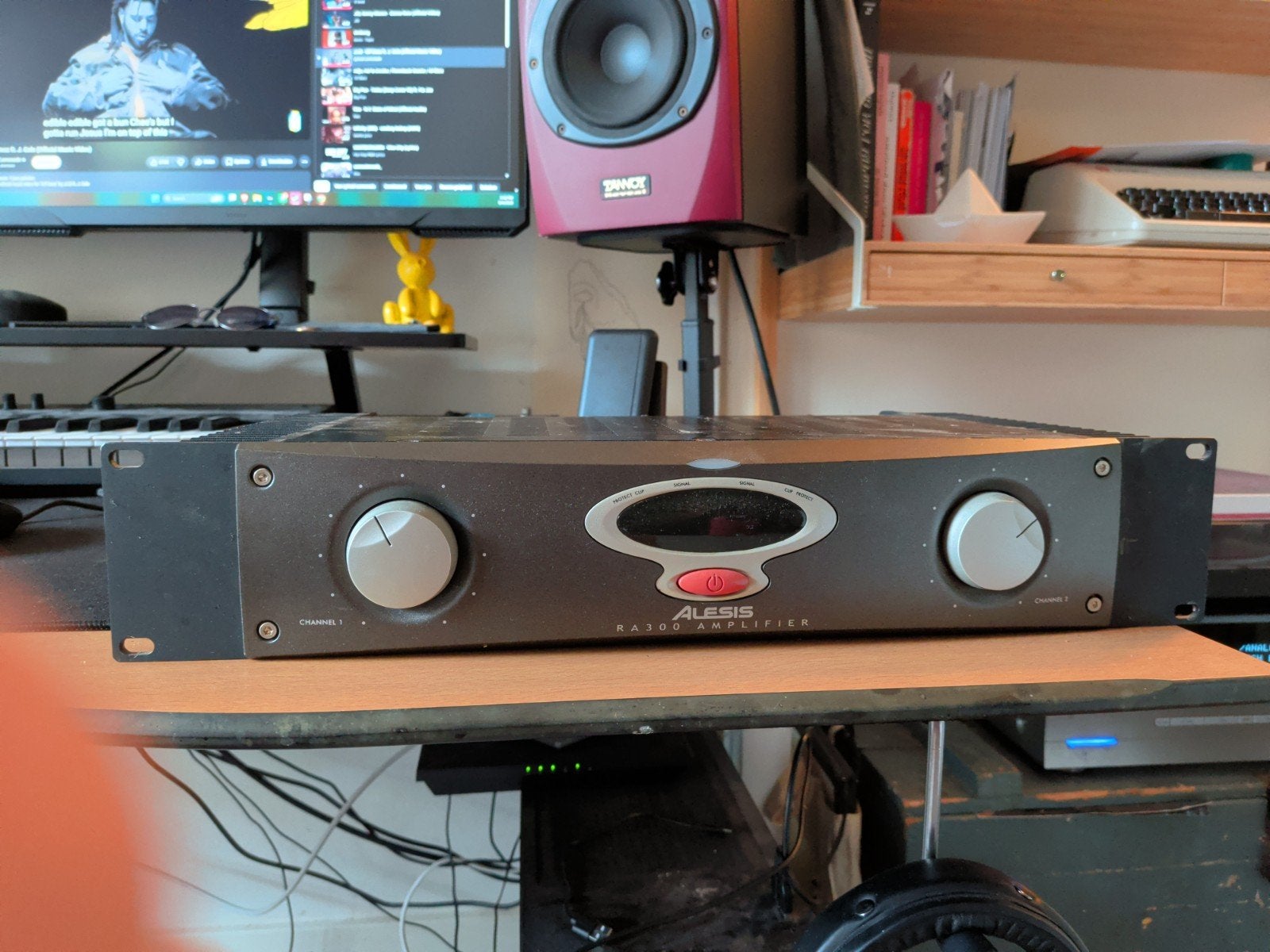 Alesis RA300 Studio Eindversterker, Ophalen of Verzenden