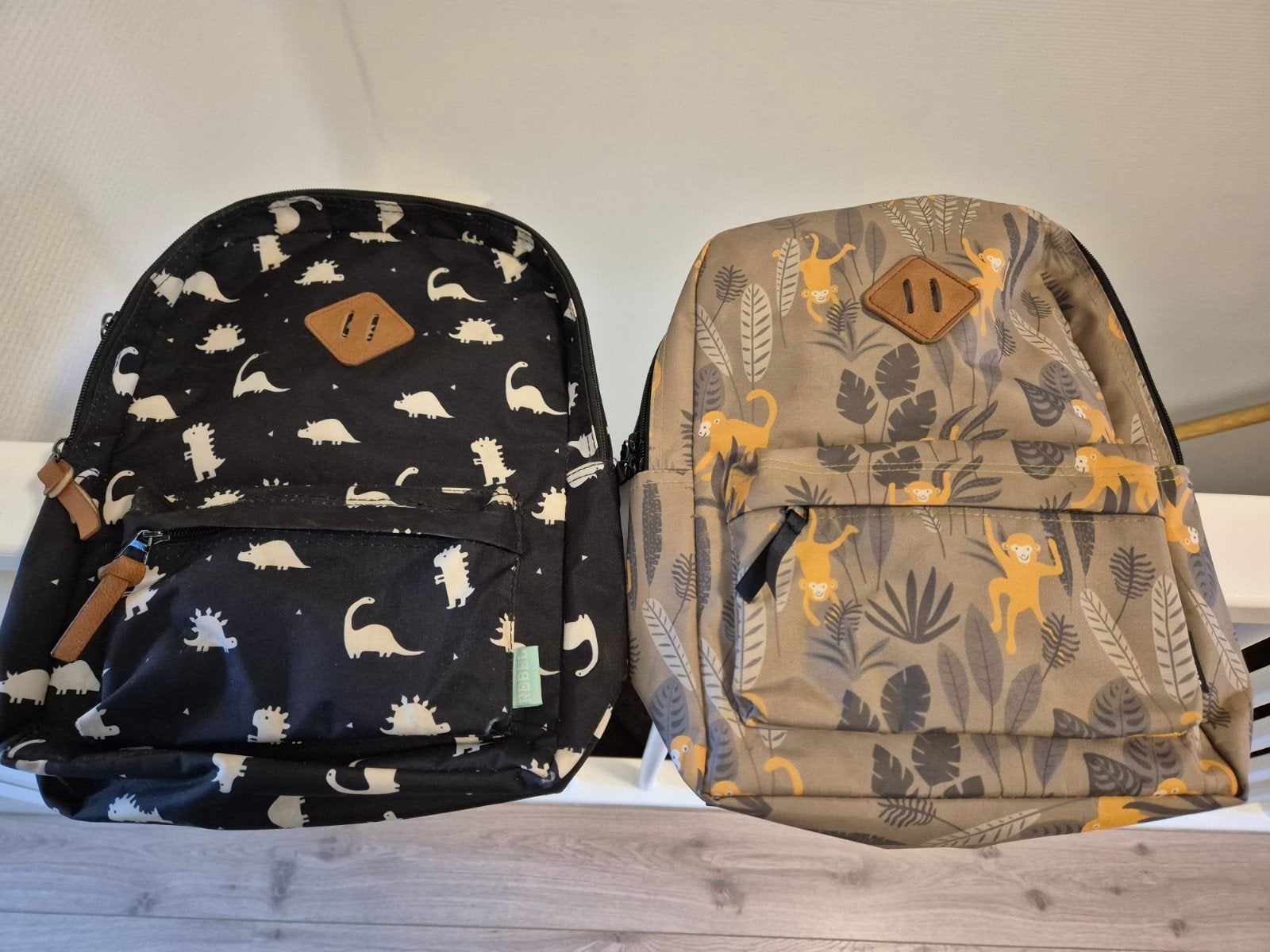 Leuke kinderrugzakken met dierenprint (dino/aap), Sieraden, Tassen en Uiterlijk, Gebruikt, Minder dan 30 cm, Minder dan 25 cm