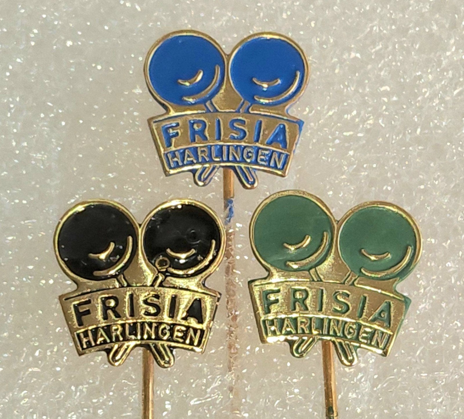 3 Speldjes Frisia Harlingen, Verzamelen, Speldjes, Pins en Buttons, Ophalen of Verzenden, Gebruikt, Overige onderwerpen, Speldje of Pin