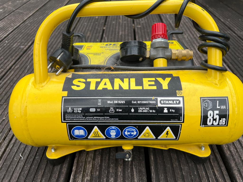 Stanley Olievrije Air Compressor 5L - 8 bar, Doe-het-zelf en Verbouw, Compressors, Minder dan 25 liter, Ophalen, Minder dan 200 liter/min