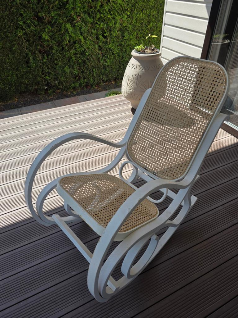 Witte schommelstoel met rotan zitting en rugleuning, Ophalen