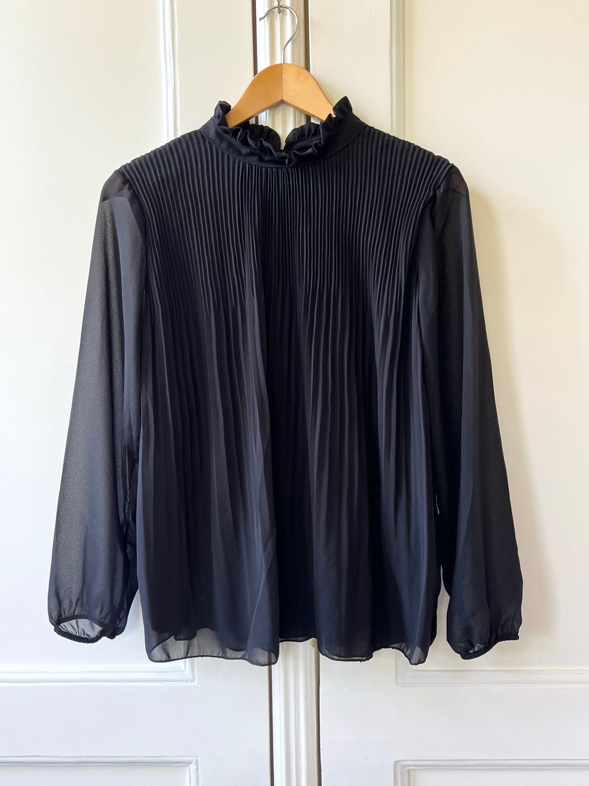 Zwarte geplooide blouse met hoge kraag, maat M/L, Kleding | Dames, Blouses en Tunieken, Ophalen of Verzenden, Zo goed als nieuw