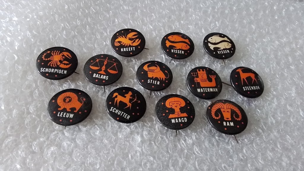 12 verschillende buttons sterrenbeelden, Ophalen of Verzenden, Zo goed als nieuw, Overige onderwerpen