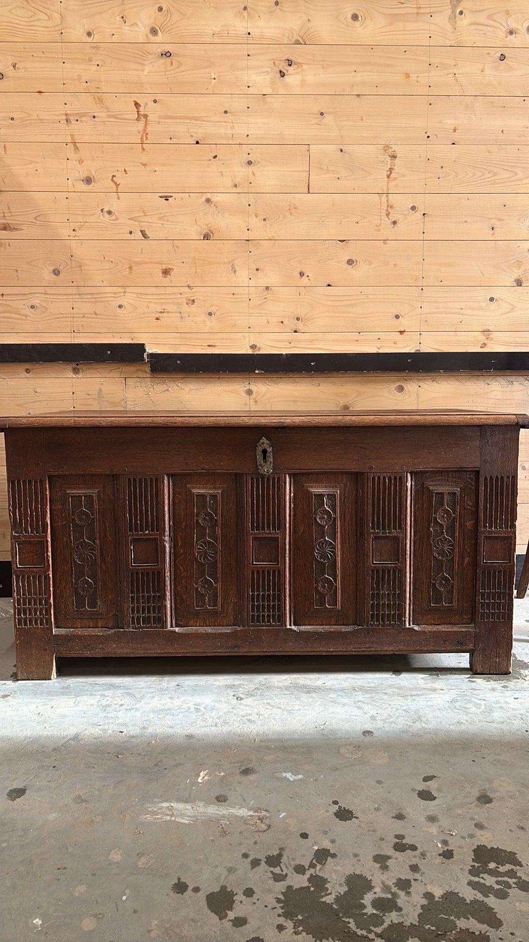 Antieke Eiken Kist met Sierlijk Snijwerk, Antiek en Kunst, Ophalen of Verzenden