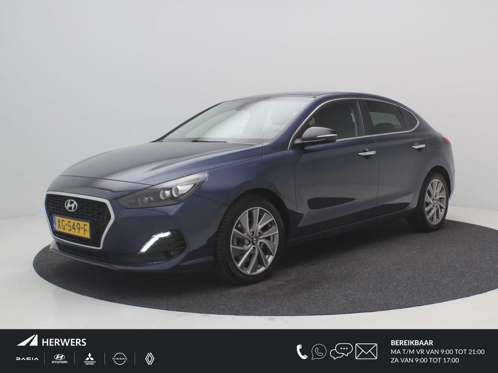 Hyundai i30 1.0 T-GDI 120PK Premium Fastback / Navigatie / A, Auto's, Voorwielaandrijving, Gebruikt, Blauw, Leder en Stof