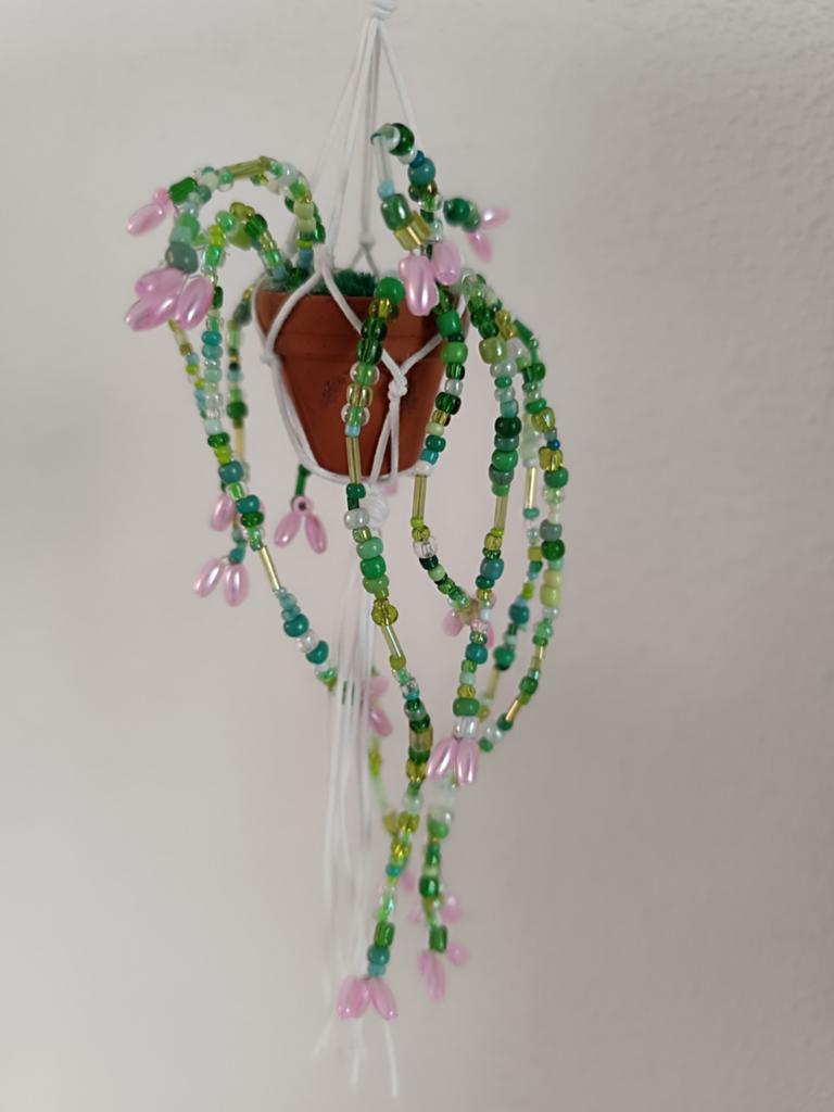 Hangplantje van kralen in terracotta potje, Binnen, 15 cm, Verzenden, Kunstplant