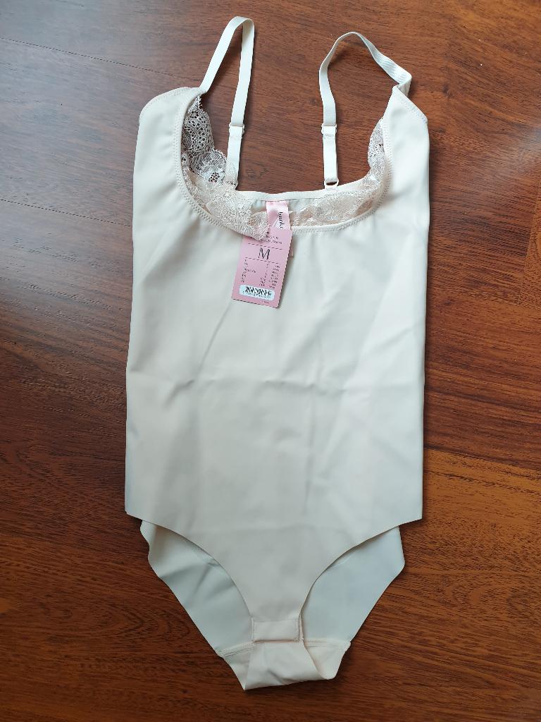 Nieuw - corrigerende naadloze body van Hunkemoller - M, Hunkemöller, Ophalen of Verzenden, Beige, Body of Korset