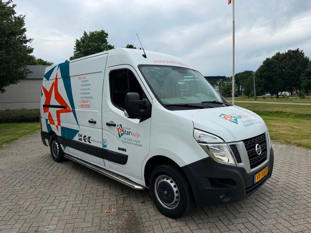 Nissan NV400 2.3 dCi L2H2 Professional Edition 2014, Auto's, Bestelauto's, Euro 5, Gebruikt, Zwart, 4 cilinders