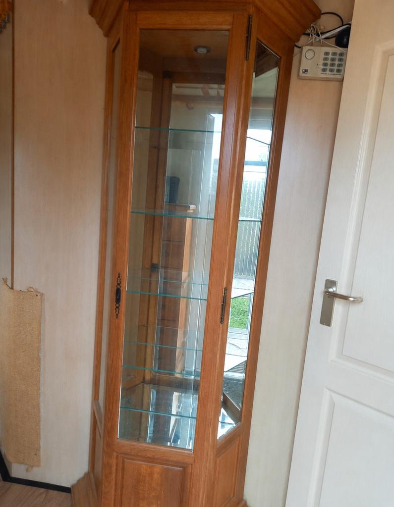 Houten vitrinekast met glazen planken, Ophalen, Glas, Klassiek, 50 tot 100 cm