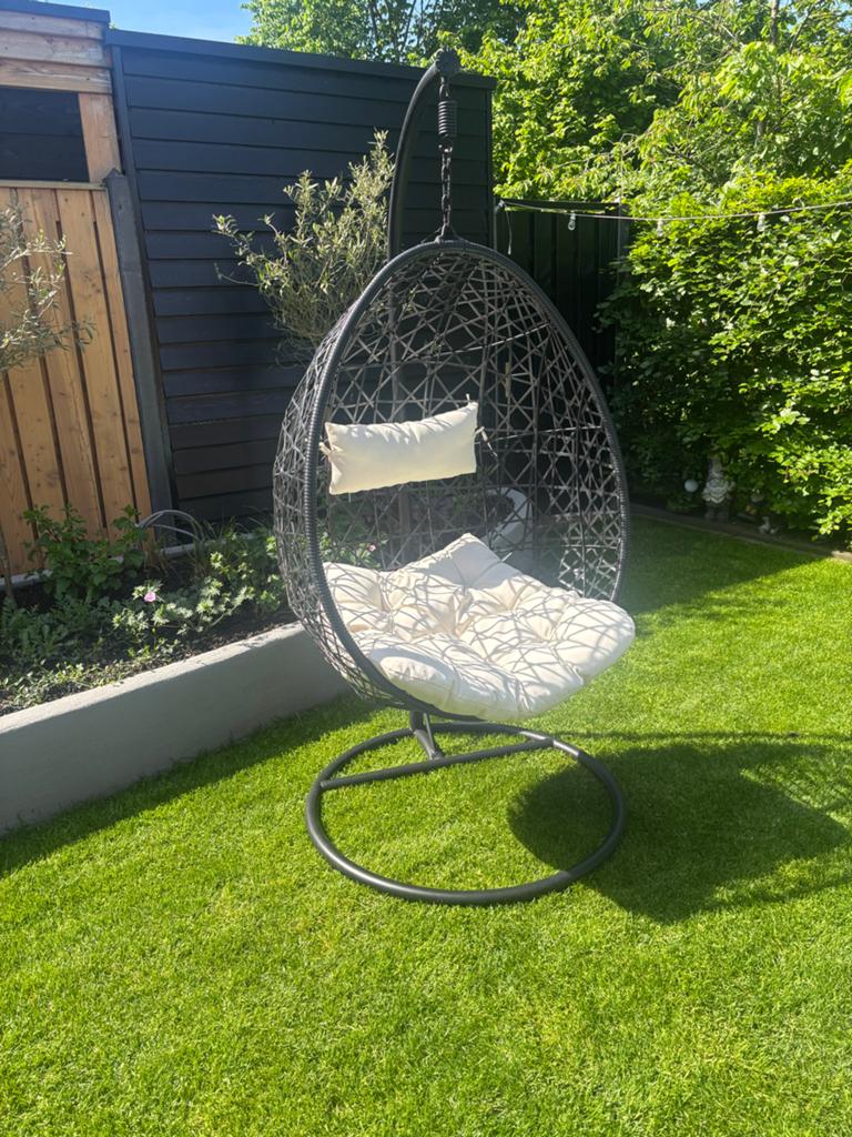 Comfortabele hangstoel voor buiten - Zwart met kussens, Ophalen, Zo goed als nieuw, Wicker