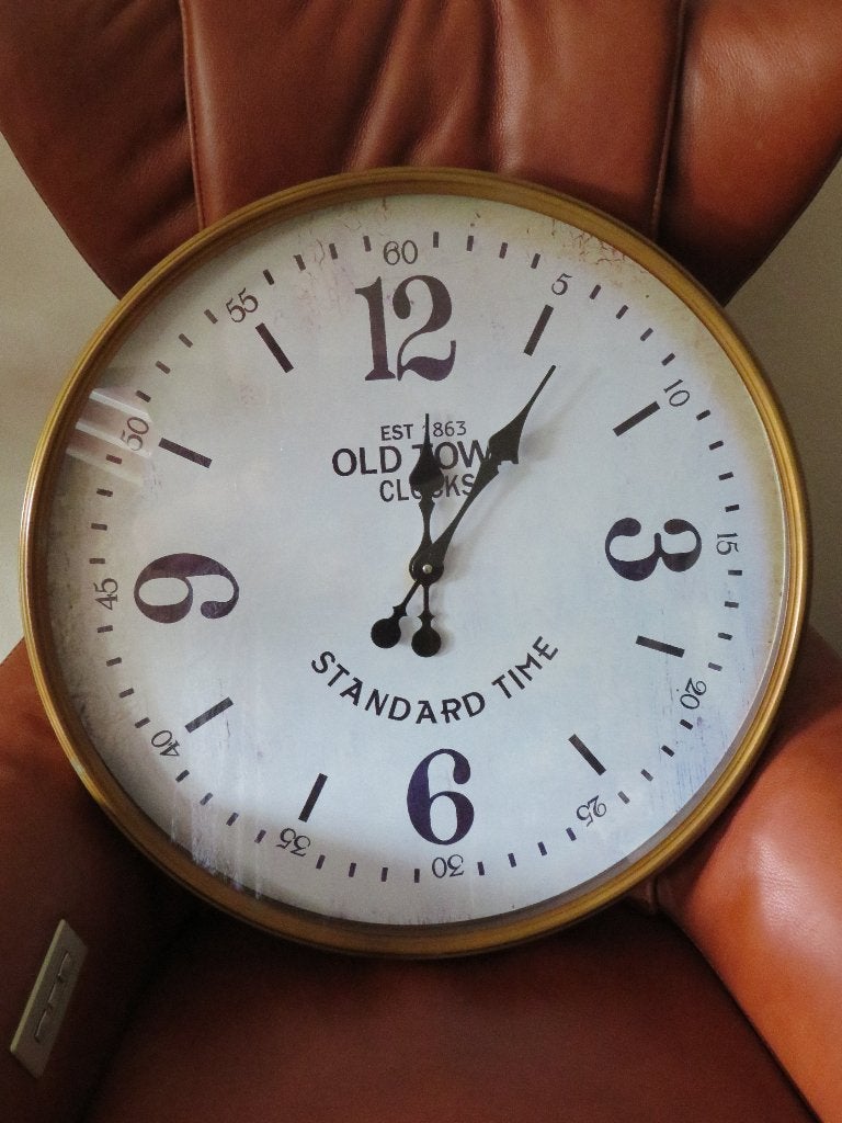 Wandklok "Old Town Est 1863 Standard Time", 60 cm, Huis en Inrichting, Ophalen, Goud, Wandklok, Vintage