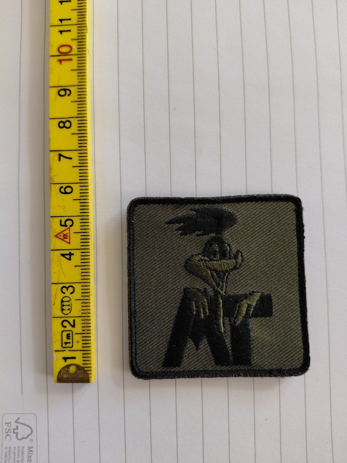 Militair embleem 'AT' - Groen/Zwart, Ophalen of Verzenden, Overige soorten, Nederland, Embleem of Badge