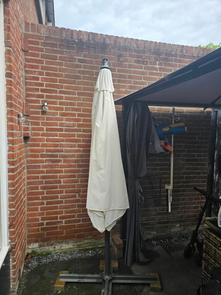 Zweefparasol beige met voet - Gebruikt, Tuin en Terras, Parasols, Ophalen